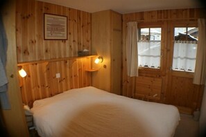 3 bedrooms, Internet - Comfortable 4 room apartment for 6 persons in the old village : Living room - kitchen with dishwashe (Grimentz)
