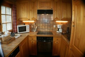 Fridge, microwave, oven, stovetop - Comfortable 4 room apartment for 6 persons in the old village : Living room - kitchen with dishwashe (Grimentz)