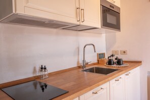 Fridge, microwave, oven, stovetop - Your Peaceful Retreat in Florence: Tradition Meets Modern Comfort (Firenze)