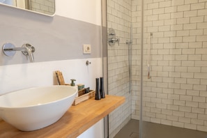 Shower, free toiletries, hair dryer, towels - Your Peaceful Retreat in Florence: Tradition Meets Modern Comfort (Firenze)