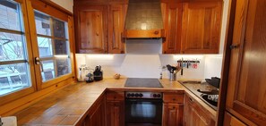 Jääkaappi, uuni, liesi, astianpesukone