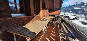 Outdoor dining - Studio for 2 persons in the old village : Living room with 2 beds - kitchen with stove and Nespresso (Grimentz)
