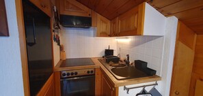 Fridge, oven, stovetop, cookware/dishes/utensils - Studio for 2 persons in the old village : Living room with 2 beds - kitchen with stove and Nespresso (Grimentz)