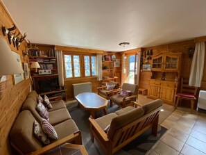 Fernseher, Kamin, DVD-Player