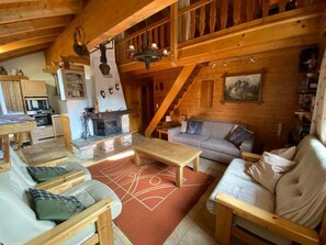 Fernseher, Kamin, DVD-Player