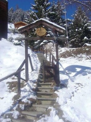 المنطقة المحيطة بالمنشأة