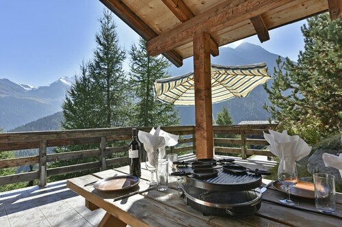 Chalet confortable pour 6 personnes : Living avec cheminée - cuisine avec lave-vaisselle et micro-on