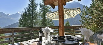 Comfortable chalet for 6 persons : Living room with fireplace - kitchen with dishwasher and microwav