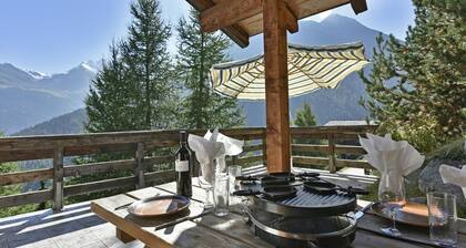 Chalet confortable pour 6 personnes : Living avec cheminée - cuisine avec lave-vaisselle et micro-on