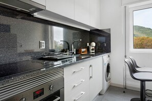 Fridge, microwave, oven, stovetop - Apartment 'Machico Beach Front' with Sea View, Wi-Fi and Air Conditioning (Machico)