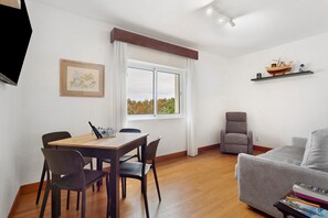 TV - Apartment 'Machico Beach Front' with Sea View, Wi-Fi and Air Conditioning (Machico)
