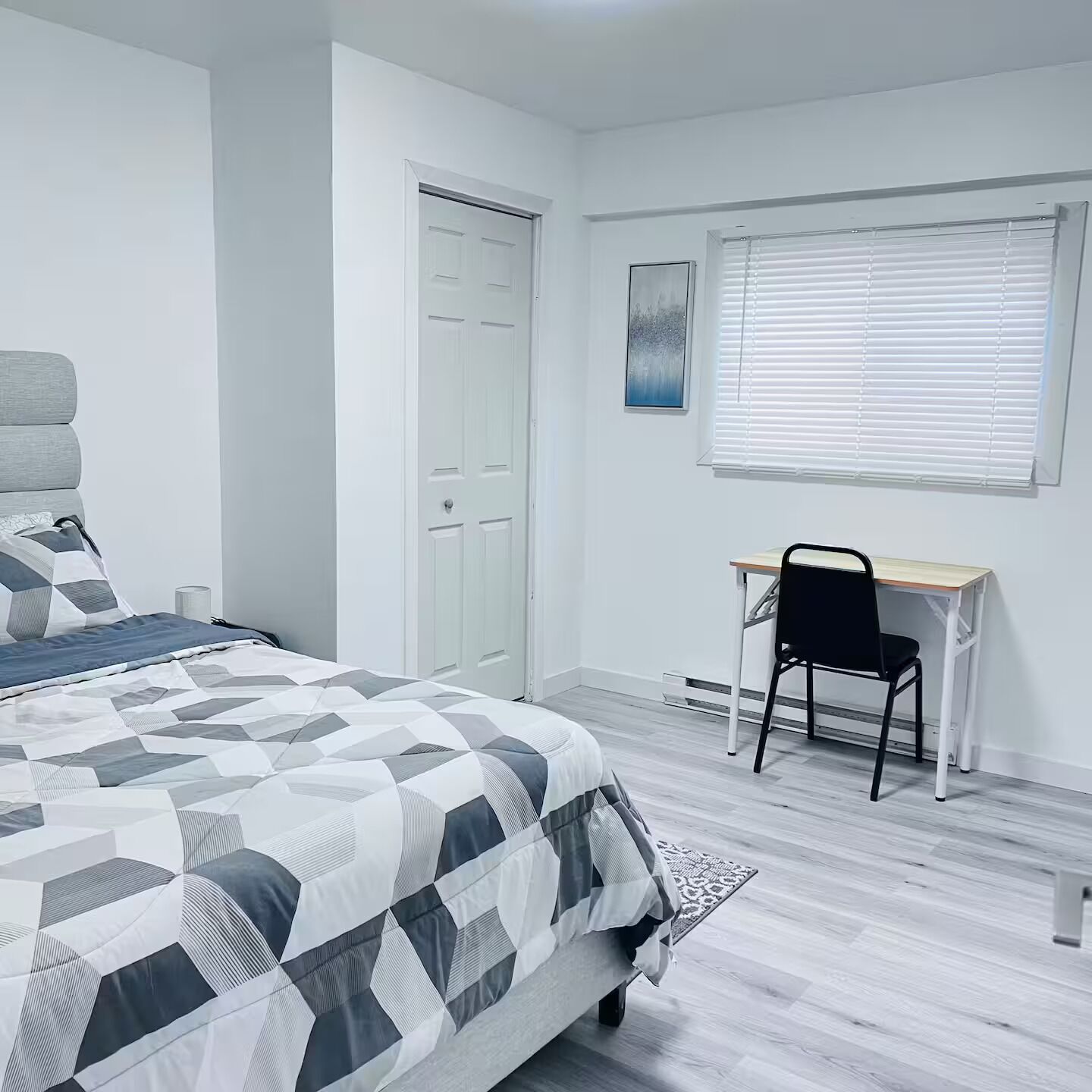 Een strijkplank/strijkijzer, wifi, beddengoed