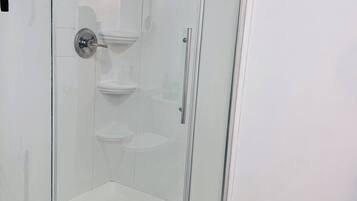 Dusj, hårføner, håndklær og såpe