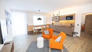 Eine moderne Wohnung mit Essbereich, Küche und Sitzgelegenheit.