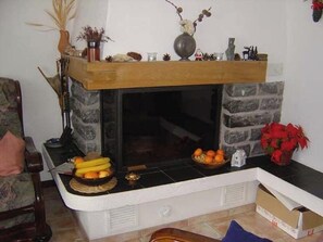 Interior - Comfortable 3 room apartment for 4-6 persons : Living room with fireplace - 1 room with 2 beds - 1 r (Grimentz)