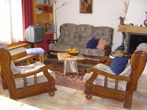 TV, fireplace - Comfortable 3 room apartment for 4-6 persons : Living room with fireplace - 1 room with 2 beds - 1 r (Grimentz)