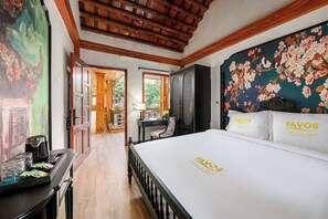 Premium bedding, down duvets, desk, laptop workspace - Favos Ninh Binh Hotel & Villas (Hoa Lu)