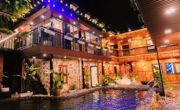 حمّام سباحة خارجي