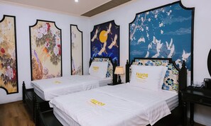 مكتب ومساحة عمل للكمبيوتر المحمول وستائر تعتيم وتجهيزات عازلة للصوت