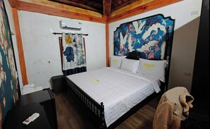 مكتب ومساحة عمل للكمبيوتر المحمول وستائر تعتيم وتجهيزات عازلة للصوت