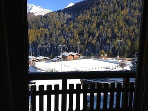 Interior - Comfortable 4 room apartment for 6 persons in the old village : Living room - kitchen with dishwashe (Grimentz)