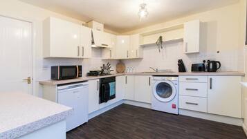 House, 3 Bedrooms, Pets Allowed | Private kitchen