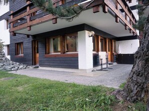 Exterior detail - Comfortable 3 room apartment for 5 persons : Living room with fireplace - kitchen with dishwasher, c (Grimentz)
