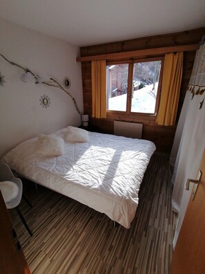 2 bedrooms, Internet - Comfortable 3 room apartment for 5 persons : Living room with fireplace - kitchen with dishwasher, c (Grimentz)