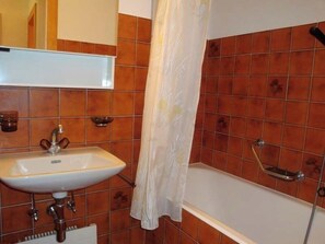 Bathroom - Comfortable 2 1/2 room apartment for 4-5 persons : Living room with single sofa-bed - 1 room with 2 (Grimentz)
