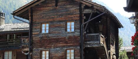 المنشأة من الخارج