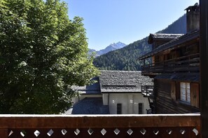 Property grounds - 3 room duplex of average comfort for 5 people in the old village : Living room with dining area and (Grimentz)