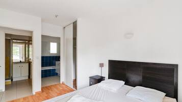 Apartment | 2 bedrooms, iron/ironing board, bed sheets