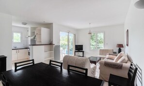 Apartment | Living area - Apartment in Soulac-sur-mer Near Ocean (Soulac-sur-Mer)