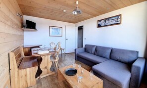 Living area - Comfortable Apartment At the Foot of the Slopes Balcony (Les Belleville)