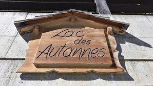 Un letrero de madera con el texto "Lac des Aulannes" en la fachada de un edificio.