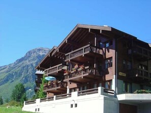 Exterior - Comfortable 3-room apartment for 5 persons : Living room with wood stove - kitchen with dishwasher, (Grimentz)