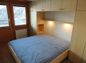 2 bedrooms, Internet - Comfortable 3-room apartment for 5 persons : Living room with wood stove - kitchen with dishwasher, (Grimentz)