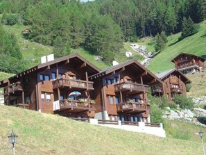Exterior - Comfortable 3-room apartment for 5 persons : Living room with wood stove - kitchen with dishwasher, (Grimentz)
