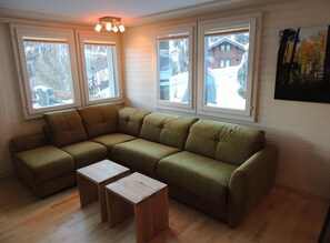 TV, fireplace - Comfortable 3-room apartment for 5 persons : Living room with wood stove - kitchen with dishwasher, (Grimentz)