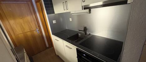 Micro-ondes, four, plaque de cuisson, lave-vaisselle