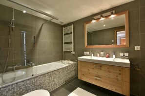 Hair dryer - Very comfortable chalet for 6-8 persons : Living room with wood-stove - kitchen with dishwasher, mic (Grimentz)
