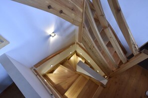 Eine Holztreppe mit weißer Innenarchitektur und eingelassener Beleuchtung.