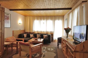 TV - Comfortable 3-room apartment for 4 persons : Living  - 1 room with 2 beds - 1 room with 2 bunk beds (Grimentz)