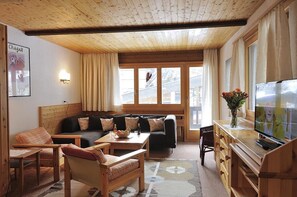 TV - Comfortable 3-room apartment for 4 persons : Living  - 1 room with 2 beds - 1 room with 2 bunk beds (Grimentz)
