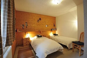 2 bedrooms, Internet - Comfortable 3-room apartment for 4 persons : Living  - 1 room with 2 beds - 1 room with 2 bunk beds (Grimentz)