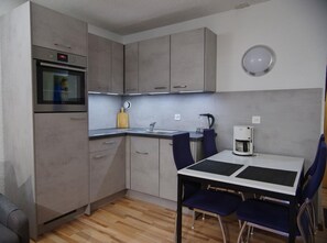 Kylskåp, ugn, spishäll och diskmaskin
