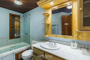 Basic Apartment | Bathroom