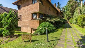 Un edificio in mattoni con un cartello che riporta la scritta "Residencial Dolce Vita".