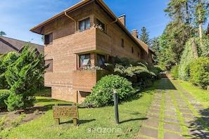 Un edificio de ladrillo con un letrero que dice "Residencial Dolce Vita".