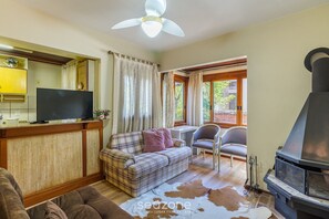 Basic Apartment | Living area